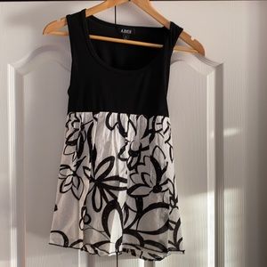 Size M Black and White Tank